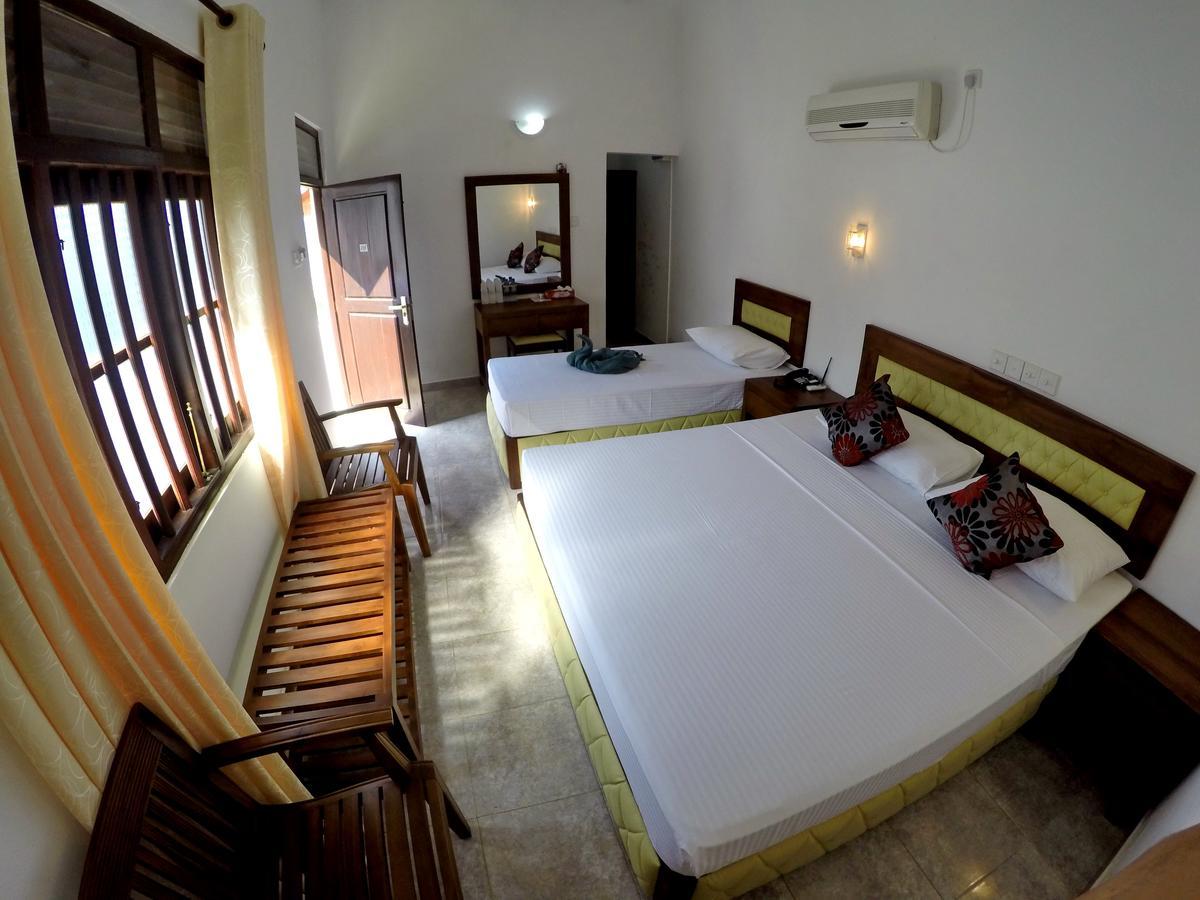 Ramon Beach Resort Амбалангода Екстериор снимка