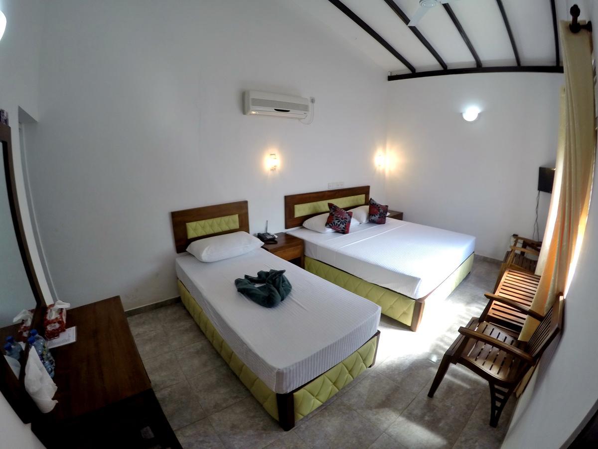 Ramon Beach Resort Амбалангода Екстериор снимка