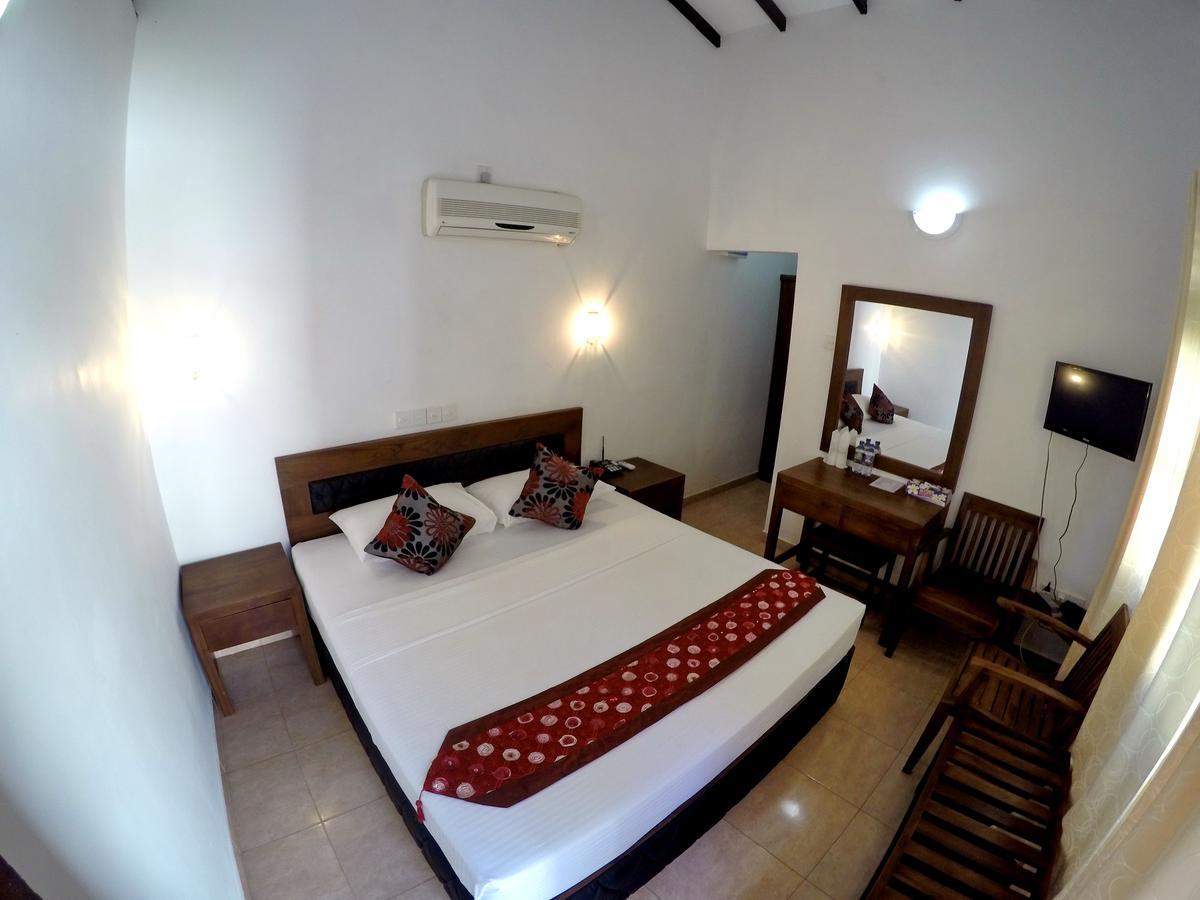 Ramon Beach Resort Амбалангода Екстериор снимка