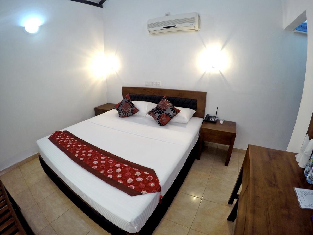 Ramon Beach Resort Амбалангода Екстериор снимка