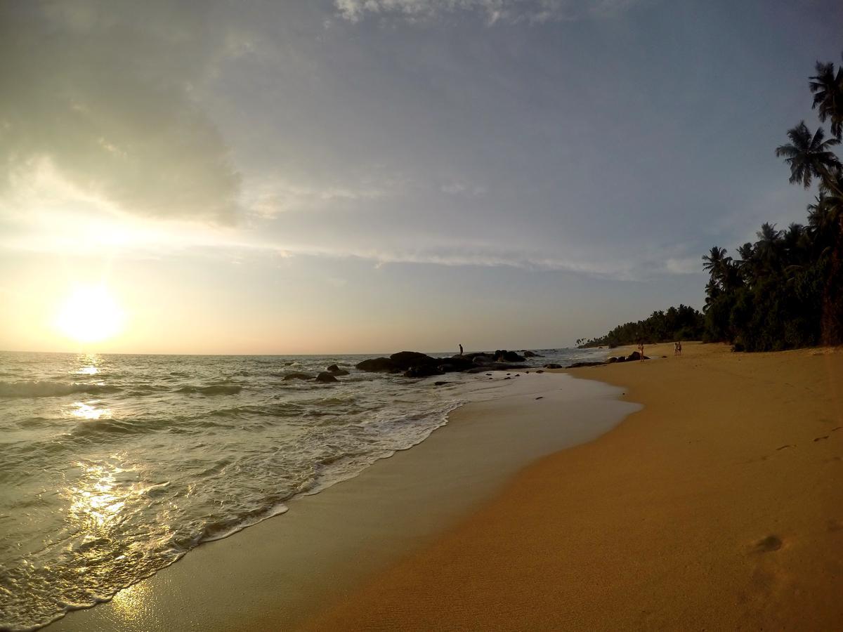 Ramon Beach Resort Амбалангода Екстериор снимка
