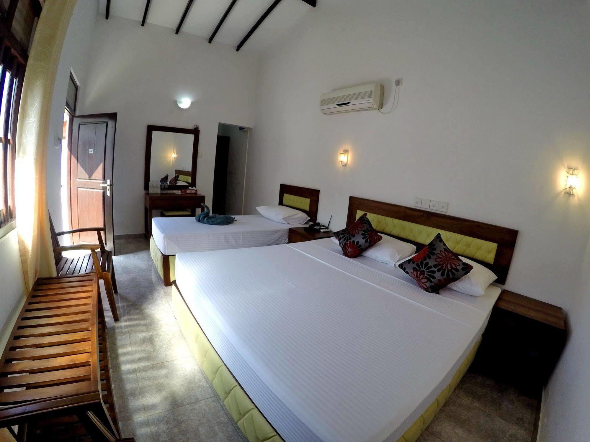 Ramon Beach Resort Амбалангода Екстериор снимка