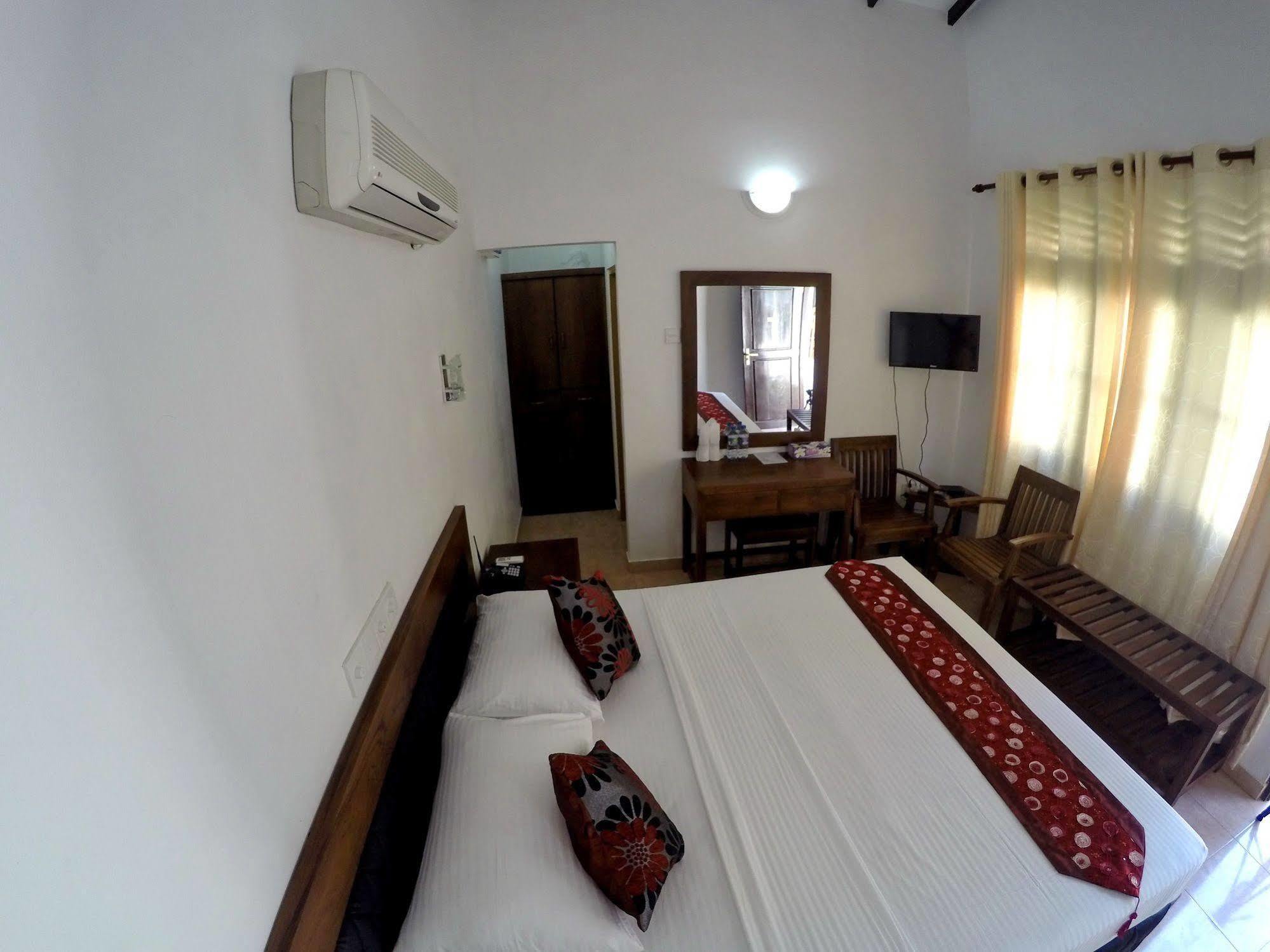 Ramon Beach Resort Амбалангода Екстериор снимка