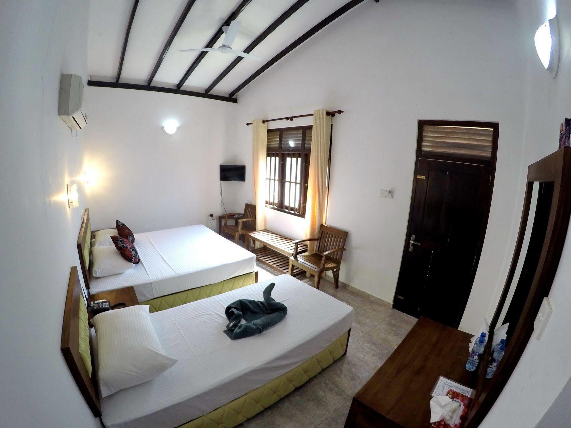 Ramon Beach Resort Амбалангода Екстериор снимка