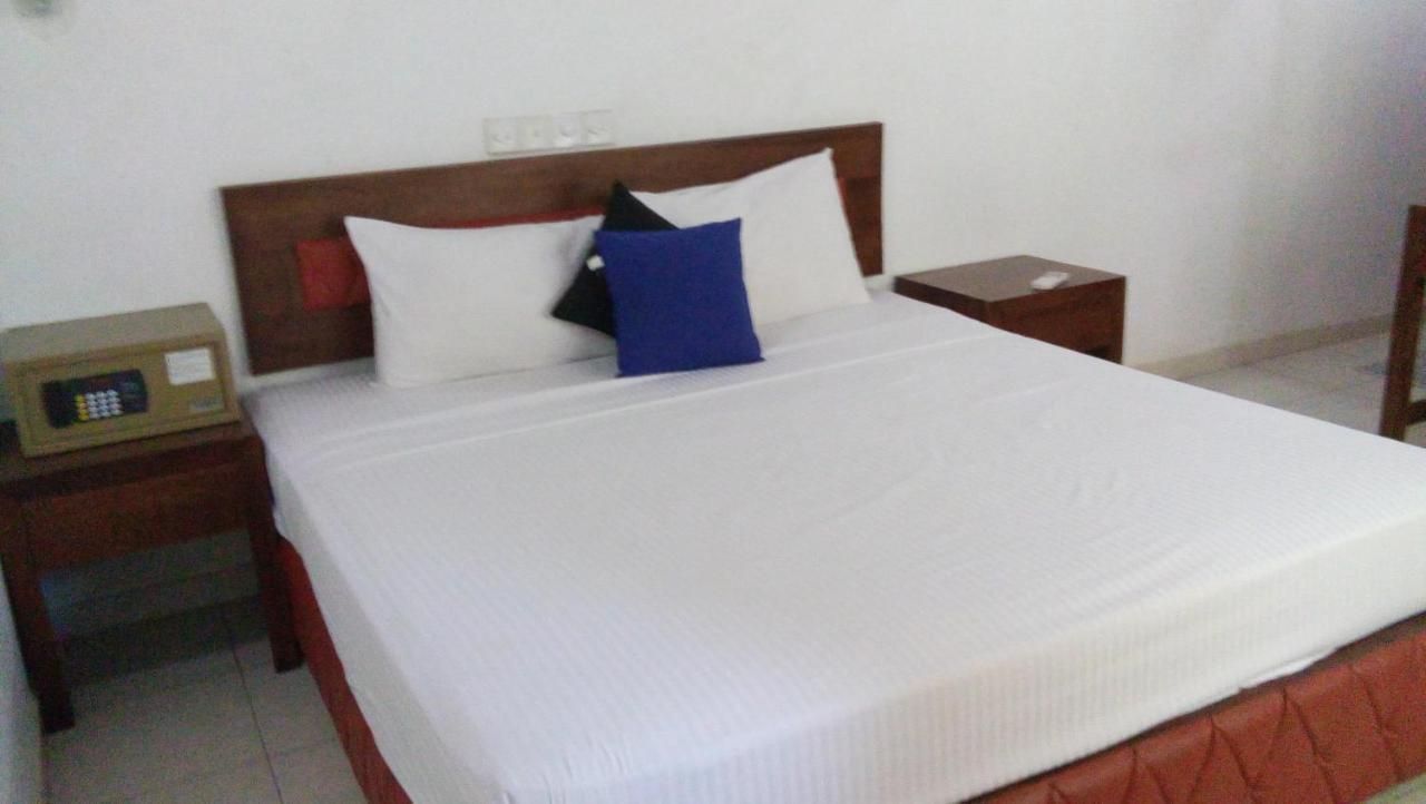Ramon Beach Resort Амбалангода Екстериор снимка